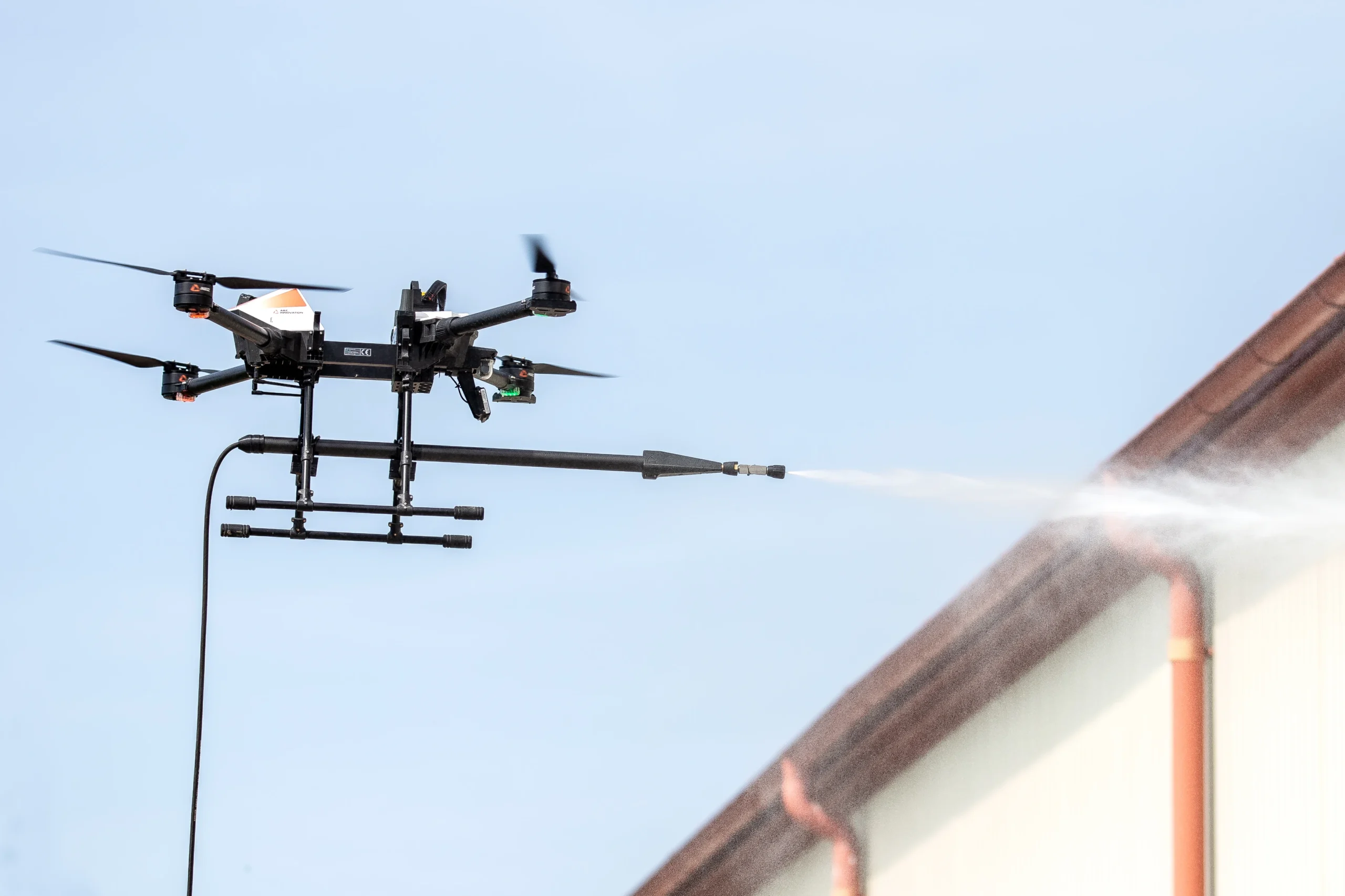 Dron czyszczący fasadę budynku